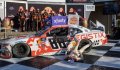 Connor Zilish ?i-a rupt clavicula, cand a c?zut de pe Chevrolet. Pilotul NASCAR s?rb?torea victoria dar ?i-a prins (…)