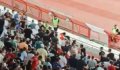Ultra?ii proguvernamentali sarbi i-au b?tut chiar pe fanii echipei lor, iar copiii au s?rit ingrozi?i o barier? de (…)