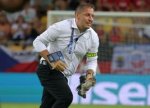foto: GSP | Scene inedite in meciul serii de la Europeanul U21 » Joc intrerupt dintr-un motiv neobi?nuit: tot stadionul s-a (…)