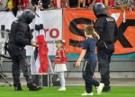 foto: GSP | Pe aici se trece? Imaginile serii după Dinamo - Csikszereda, cu o fetiță și un jandarm ?n prim-plan