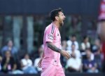 foto: GSP | Lionel Messi, out dup? numai 10 minute » S-a l?sat la p?mant ?i a cerut imediat inlocuirea!