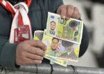 foto: GSP | Co?mar pentru Dennis Politic la revederea cu Dinamo » Bancnotele care au circulat in tribune