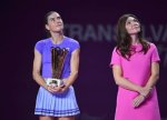 foto: GSP | Sorana Cirstea a primit trofeul Transylvania Open de la Simona Halep: Cea mai frumoas? s?pt?man? din via?a mea!