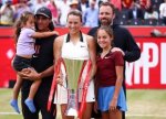 foto: GSP | Are 37 de ani, dou? feti?e ?i este noua campioan? de la Queen's, cea mai varstnic? in circuitul WTA de la Serena (…)