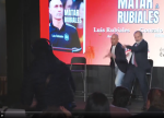 foto: GSP | Imagini halucinante! Luis Rubiales, atacat cu ou? la lansarea c?r?ii