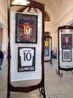 foto: Libertatea | Raiul tricourilor cu autograf, de la Cristiano ?i Messi, la Ronaldo, Maradona sau Pele: Expozi?ie cu piese-unicat, (…)