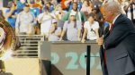 foto: Libertatea | Momentul in care Donald Trump ?terpele?te o medalie la premierea de la Campionatul Mondial al Cluburilor