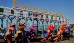 Cum au fugit 300 de dinozauri gonflabili intr-o curs? de la Campionatul Mondial T-Rex | VIDEO