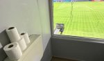 foto: Libertatea | Stadionul din Clinceni are toalet? cu fereastr? uria?? spre teren, in loja oaspe?ilor. Aici se joac? meciuri din (…)