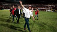 Scene incredibile dup? promovarea in prima lig?! Ac?ionarul majoritar a intrat pe gazon s? se bucure, dar a fost (…)