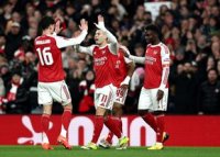 Arsenal continu? lupta pe patru fronturi! 