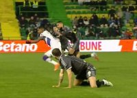 Faz? controversat? in FC Arge? - Rapid » 7 minute de analiz? la VAR, dup? dou? gre?eli uria?e in defensiv?