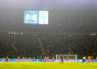 Zeci de r?ni?i in jurul stadionului inaintea unui meci dintre dou? nume mari din Germania