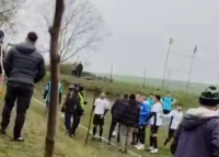 Halucinant! Viceprimarul a lovit un juc?tor cu sticla in cap in timpul unui meci din Romania