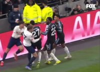 Scandal la finalul meciului Tottenham - Aston Villa: Radu Dr?gu?in a sprintat s? calmeze spiritele