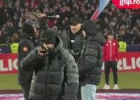 A coborat pe gazon ?i a transmis un mesaj la sta?ie: 