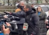 Gest violent la adresa jurnali?tilor al unui suporter de la PAOK, in fa?a Spitalului din Timi?oara