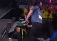 Explozie de nervi la Campionatul Mondial » Un juc?tor a p?r?sit secena cu mana plin? de sange