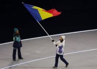 Julia Sauter, purt?tor de drapel al Romaniei la ceremonia de inchidere a Jocurilor Olimpice de la Milano Cortina