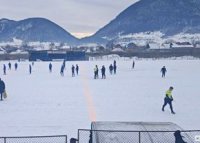 Meci intr-un decor pitoresc in Romania » Gazon acoperit de z?pad?, minge verde ?i mun?i de jur-imprejur