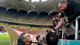 Eugen Neagoe, dialog încins cu un suporter dup? FCSB – Petrolul: „Le-a?i spus juc?torilor s? stea doar pe jos”. Video