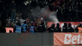 Scene ?ocante la derby-ul CFR Cluj – U Cluj 3-2. Zeci de fani ai oaspe?ilor au for?at gardurile de protec?ie pentru&nbsp;(…)