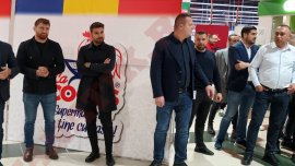 Adrian Mutu, apari?ie de senza?ie la Arad! De ce a fost a?teptat „Briliantul” cu un tort gigant. Video