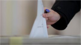 Alegeri Prim?ria Bucure?ti 2025. Cine este ministrul care a a?teptat la u?? deschiderea sec?iei. A votat la ora 7.01