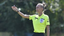 Arbitra Alexandra Ogic? î?i urmeaz? visul de a ajunge ecuson FIFA. So?ia celui supranumit „Spaima loteriei” a condus (…)