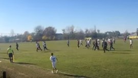 Video ?ocant. B?taie ca în 7 p?cate la un meci de jude?. Suporterii au fug?rit echipa oaspete direct pe teren