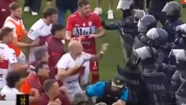 Imagini ?ocante din Argentina! Juc?torii s-au luat la b?taie cu for?ele de ordine! Haosul a durat peste 10 minute. Video