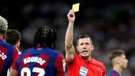 Cine e, de fapt, Cesar Soto Grado, arbitrul acuzat de Barcelona c? a furat-o. Este celebru pentru c? i-a anulat lui&nbsp;(…)