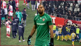 Au ratat locul 1 din cauza lui Epassy! Gafa colosal? comis? de portar în Dinamo – Petrolul 1-1. Video