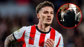 Imagini emo?ionante în fa?a stadionului Anfield! Dennis Man ?i colegii de la PSV l-au omagiat pe Diogo Jota. Video