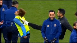 Scandal monstru la o echip? de top din Europa! Vedeta ?i-a lovit din senin un coechipier cu piciorul în spate. Video