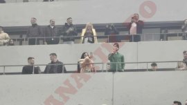 Fostul juc?tor al Universit??ii Craiova a venit cu so?ia la derby-ul cu Rapid! Cei doi au atras toate privirile. Video