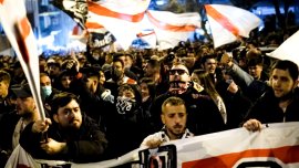 Momente de groaz? înainte de meciul echipei lui Andrei Ra?iu. Huliganii au atacat autocarele cu bâte ?i ciocane