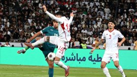 O pas? la portar, aproape s? se transforme într-un dezastru! Juc?torii au început s? râd? în hohote pe teren. Video