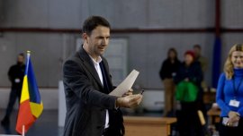 Ce face candidatul USR chiar înainte de exit poll. C?t?lin Drul?, apel la bucure?teni: „E o activitate grea cea de (…)