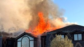 Incendiu uria? la o loca?ie sportiv? istoric?! Peste 60 de pompieri au intervenit. Video