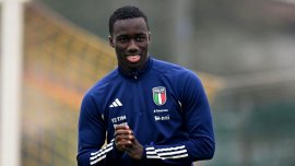 „Mâinile lui Dumnezeu!”. Incredibil cât a putut s? arunce de la margine un fotbalist din prima lig?