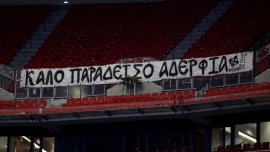 Omagiul emo?ionant al fanilor lui Lyon pentru ultra?ii lui PAOK deceda?i în România. Video