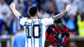 Leo Messi, one-man show în Angola – Argentina! Pre?edintele ??rii gazd? a coborât din tribune pentru a îi oferi un (…)