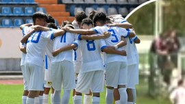 Momente teribile în B?nie, la U Craiova – Rapid U17! Tat?l unui fotbalist oltean, luat la pumni ?i picioare de (…)