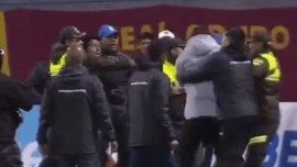 Haos pur: b?taie în toat? regula între fotbali?ti! Poli?ia a intervenit, iar arbitrul a eliminat 17 juc?tori