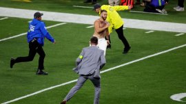 Nu s-a v?zut la TV! Un fan a intrat pe teren în Super Bowl, a fost alergat de un juc?tor ?i totul s-a terminat cum&nbsp;(…)