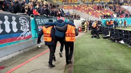 Clipe de co?mar tr?ite de un fan al FCSB la meciul cu Feyenoord! Totul s-a întâmplat în timpul nebuniei declan?ate (…)