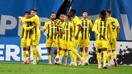 Juc?torul lui Dinamo are pe mas? 9 oferte! To?i sunt ?oca?i în club. Exclusiv