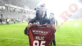 Imaginea serii în Giule?ti. Un pompier a primit tricoul lui Koljic: cum s-au bucurat rapidi?tii dup? victoria cu (…)