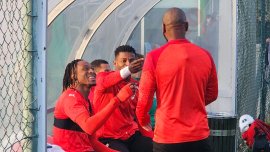 Gnahore ?i Karamoko, pu?i pe glume cu Ikoko. Atmosfer? bun? la antrenamentul lui Dinamo. Video